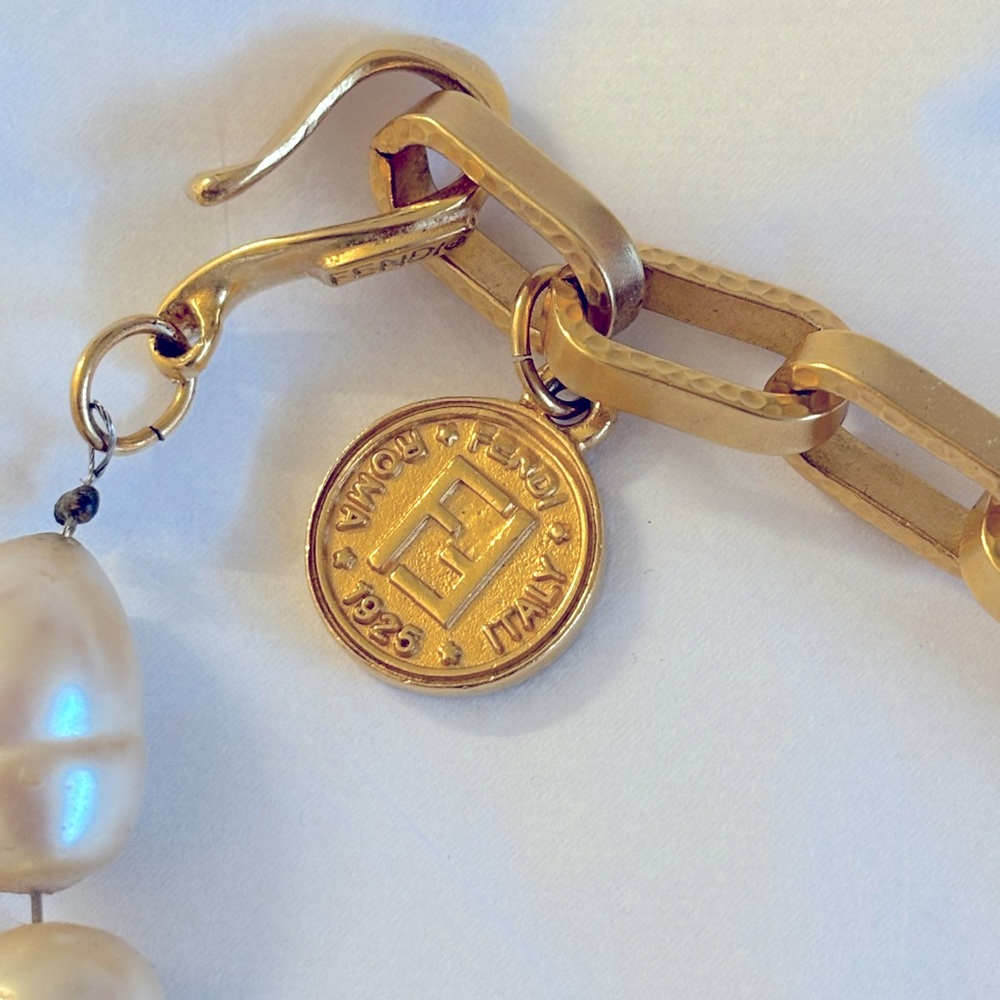 Fendi White and Gold Necklace with Elegant Design - Picture 3 of 7